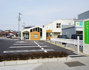 広々とした駐車場