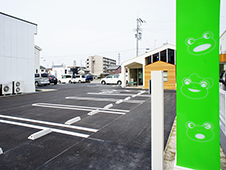 広々とした駐車場